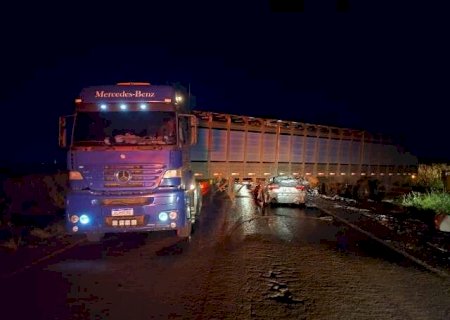 Carro atinge carreta que sa&iacute;a de estrada vicinal e motorista morre na BR-267
