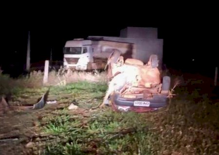 Ve&iacute;culo com fam&iacute;lia capota, dois morrem e crian&ccedil;a tem m&atilde;o decepada