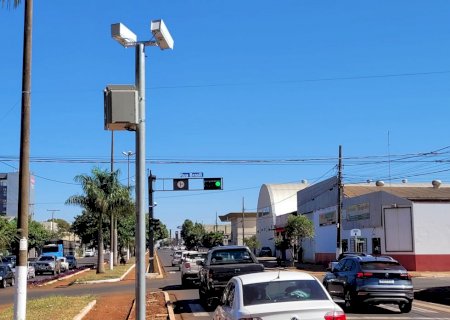 Vídeomonitoramento registra 329 avanço de sinal vermelho em um dia no semáforo da rua Brasil