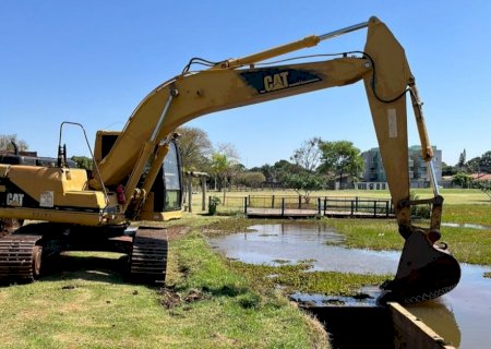 Força-tarefa faz manutenção na quadra, na iluminação e limpa lago de parque