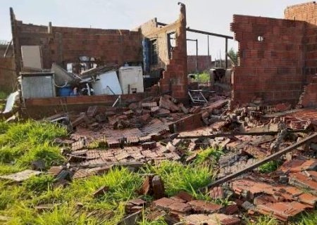 Dourados foi atingida por vento de 90 quilômetros por hora e quase 4 mil raios