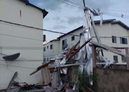 Destrui&ccedil;&atilde;o: vendaval em Corumb&aacute; destelhou 18 casas e deixou 13 desalojados