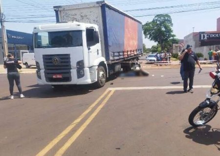 Caminh&atilde;o cruza preferencial e mata motociclista em avenida