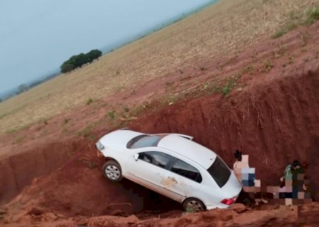 ANGÉLICA: Mulher perde controle de veículo e sai da pista caindo em barranco