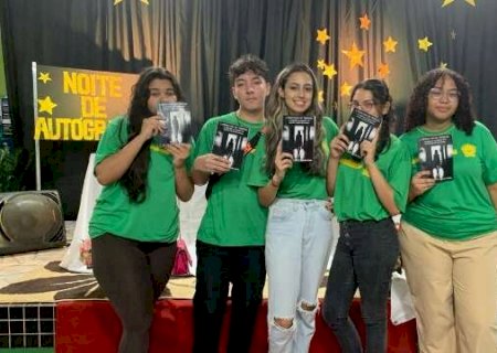 Com contos que misturam terror com hate de internet, alunos lan&ccedil;am 1&ordm; livro
