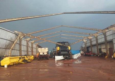 Vendaval e chuva causam destruição em galpão na zona rural de Amambai