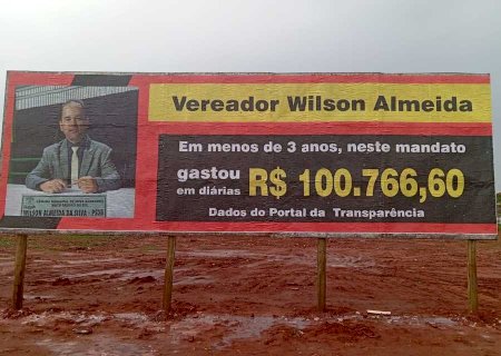 Outdoor instalado na região central de Nova Andradina denuncia vereador que já faturou mais de R$ 100 mil em diárias