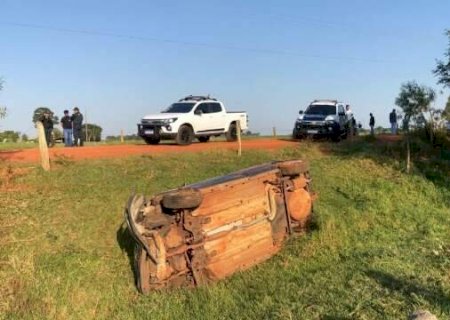 Motorista morre ap&oacute;s perder controle, capotar ve&iacute;culo e invadir pasto