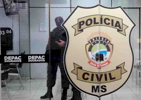 Após empinar moto e dar ‘tchauzinho’ para a polícia, jovem foge em Dourados e só é preso com queda
