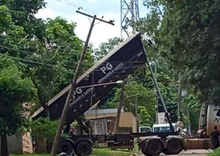 Homem tem choque elétrico após caminhão bater em poste de energia em Dourados