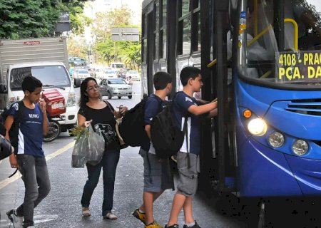 Volume de serviços recua 0,6% em outubro