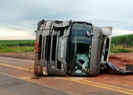 Motorista perde controle da dire&ccedil;&atilde;o e tomba carga de repolho na MS-276