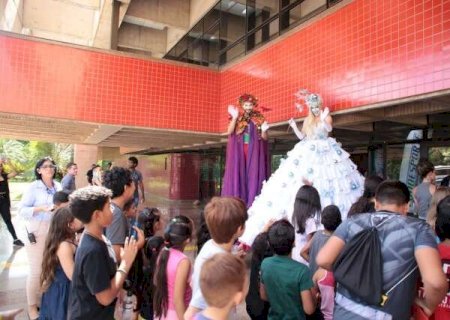 Crian&ccedil;as t&ecirc;m dia &ldquo;dos sonhos&rdquo; durante entrega de presentes e brincadeiras