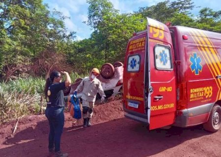 Motorista perde controle da dire&ccedil;&atilde;o e capota carro em estrada de MS