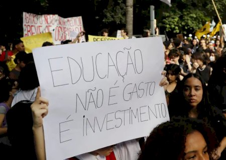MEC pede 2,4 mil horas de formação básica no ensino médio