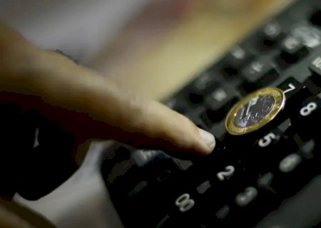 Taxas terminam perto da estabilidade, com ajuda do câmbio