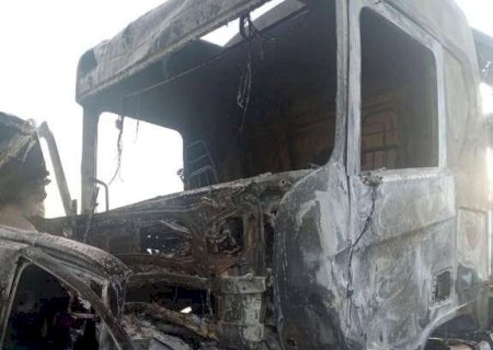 Colis&atilde;o entre caminh&atilde;o e caminhonete provoca inc&ecirc;ndio e tr&ecirc;s morrem