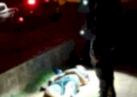 Dois homens morrem com disparos de arma de fogo em pra&ccedil;a