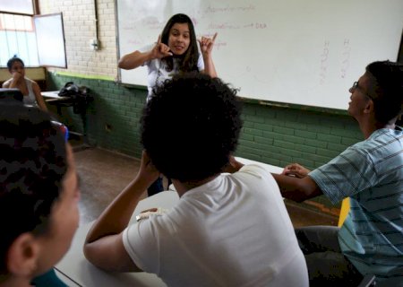 MEC discute educação bilíngue de surdos