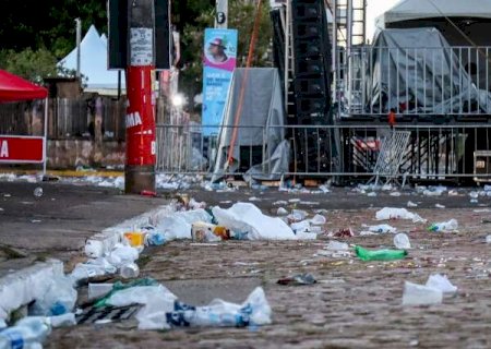 Cen&aacute;rio p&oacute;s-Carnaval &eacute; de lixo espalhado pelas ruas da Esplanada Ferrovi&aacute;ria
