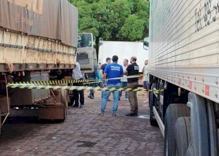 Motorista &eacute; encontrado morto com ferimento profundo na cabe&ccedil;a dentro de carreta