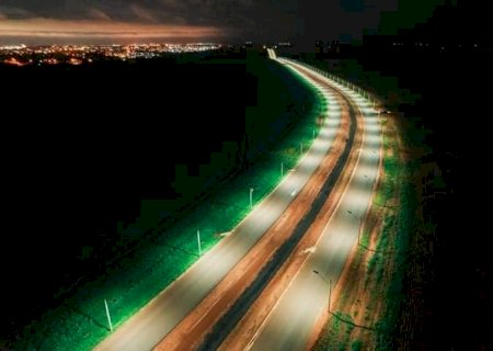 Obra de iluminação solar no anel viário de Ponta Porã avança para a reta final com 75% de execução