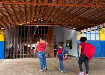 M&atilde;e e filhos d&atilde;o "de cara" com port&atilde;o fechado em escola municipal
