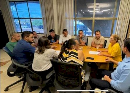 Sal&aacute;rio de prefeito sobe 44% e professores reclamam de 4,5%
