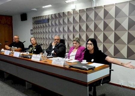 Professores cobram cumprimento do piso do magistério pelos municípios