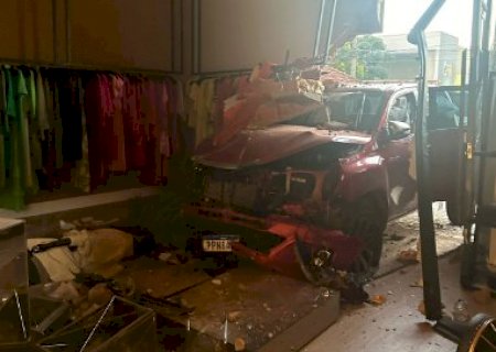 &ldquo;Preju&iacute;zo de R$ 200 mil&rdquo;, estimam donos de loja destru&iacute;da por camionete
