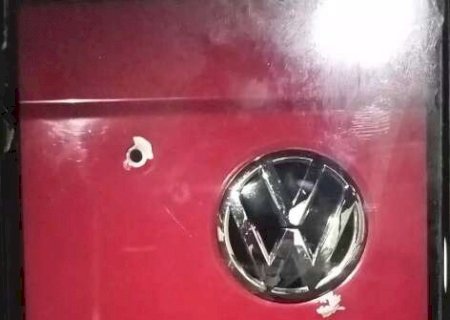 Banc&aacute;rio esfaqueia e tenta matar esposa atropelada