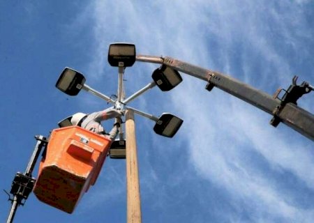 Contra furtos de fios, LED com energia solar deve chegar a avenidas em 1 m&ecirc;s