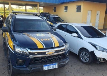 Em Bataguassu, condutor tenta fugir de abordagem, carro atola e PRF descobre registro de furto