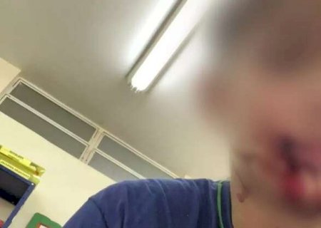 Adolescente leva soco e desmaia dentro de sala de aula