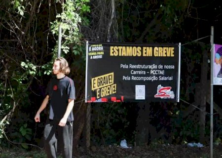 Em meio a greve, governo prop&otilde;e aumento gradativo a professores