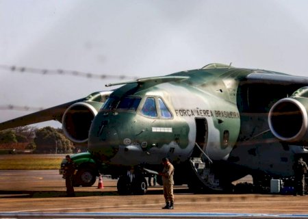 Avião com capacidade para 12 mil litros de água chega a Corumbá para combate ao fogo