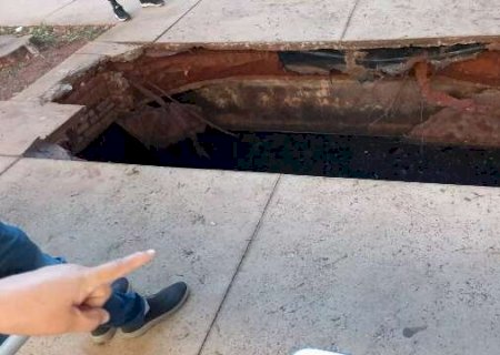 Fossa de escola municipal cede e aulas s&atilde;o suspensas no Pioneiros