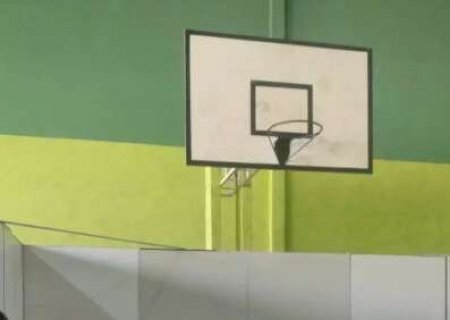 Quadra de esportes vira salas improvisadas durante reforma