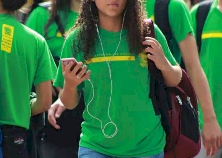 Governo Federal prepara lei para banir celulares em escolas de todo pa&iacute;s
