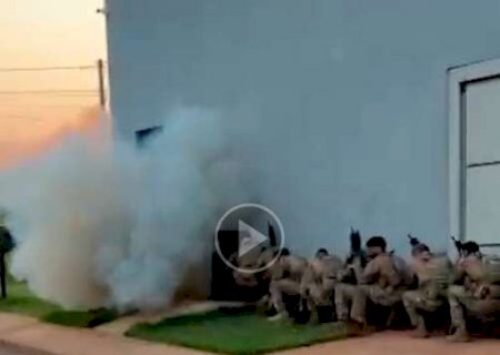 Pol&iacute;cia estoura porta de barrac&atilde;o e prende tr&ecirc;s por extors&atilde;o milion&aacute;ria