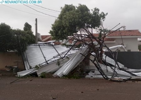 Estrutura metálica é arrancada de obra no centro de Nova Andradina