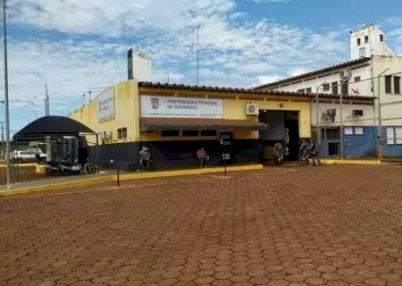 Traficante &eacute; encontrado enforcado em cela com 11 detentos