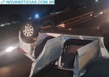 Veículo conduzido por candidato a vereador é atingido e capota na BR-163
