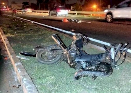 Motociclista &eacute; arremessada ao colidir com Hilux e morre em rodovia de MS
