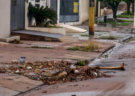 Temporal deixa rastro de destruição e ruas sujas em Campo Grande