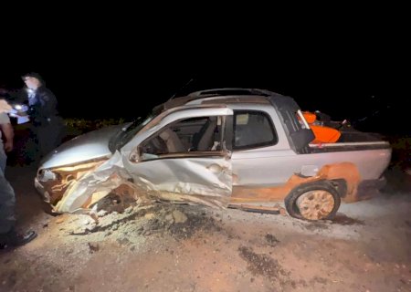 Três crianças e mulher ficam feridas em colisão entre Fiat Strada e Nissan Frontier