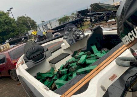 Suspeitos abandonam barco com 215 kg de droga após chegada da polícia no Rio Paraná