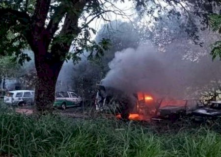 Inc&ecirc;ndio em terreno destr&oacute;i 5 ve&iacute;culos de prefeitura