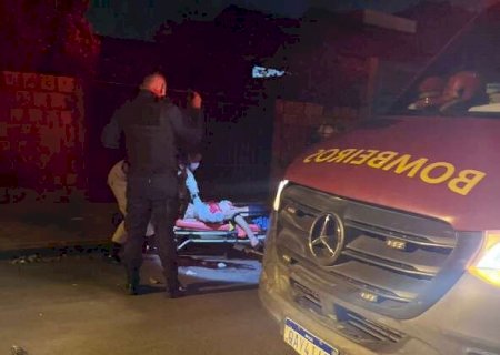 Rapaz &eacute; interceptado por motociclista e morre ao ser esfaqueado pelas costas