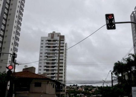 Com aproximação de frente fria, chuva chega e alivia calorão em Campo Grande